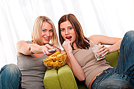 两个,女青年,看电视,吃,薯片