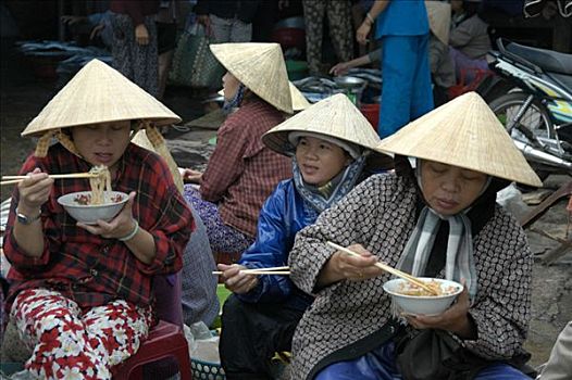 女人,戴着,帽子,吃,面条汤,筷子,鱼市,惠安,越南,东南亚