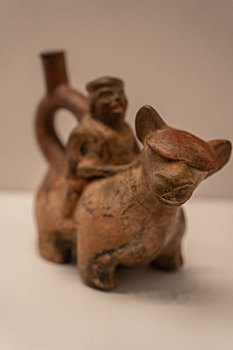 秘鲁中央银行附属博物馆莫切文化背驮男子的大羊驼形陶瓶