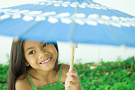 小女孩,伞,微笑,看别处