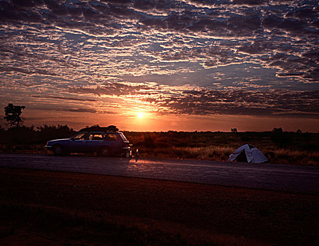 汽车,帐蓬,道路,太阳,上升,多云,天空,偏远地区,澳大利亚北部
