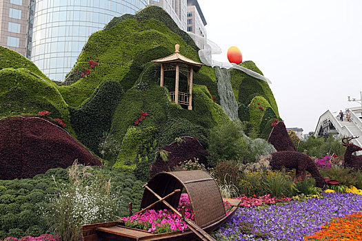 国庆中秋双节前夕北京东单街口植物雕塑,生态文明