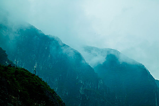 云雾笼罩着山峰