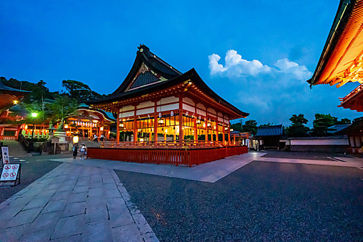 日本京都伏见稻荷大社外拜殿傍晚夜景