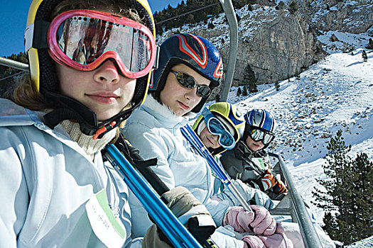 孩子,滑雪,空中缆椅,看镜头,微笑