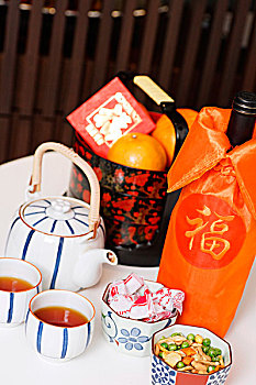 静物,篮子,橘子,红包,茶壶,茶杯,酒瓶
