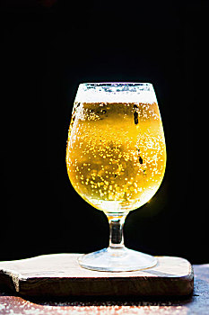 玻璃杯,窖藏啤酒,木板