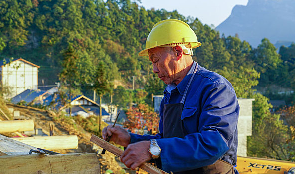 返璞归真,土家人新建土家吊脚楼搞乡村旅游