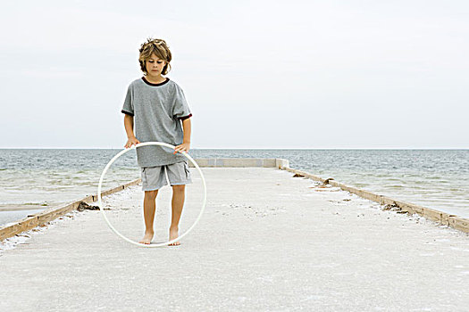 男孩,站立,码头,玩,塑料圈,全身