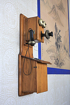 颐和园水木自亲殿里的清朝皇家御用电话机