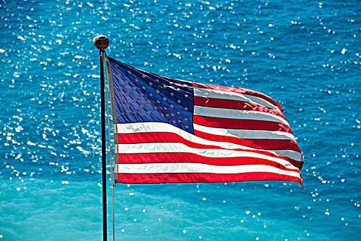 美国国旗,吹,风,蓝色海洋,后面