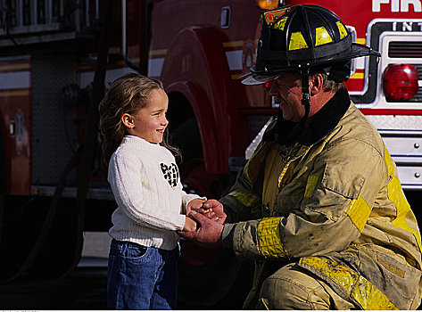 成年,雄性,消防员,女孩,消防车
