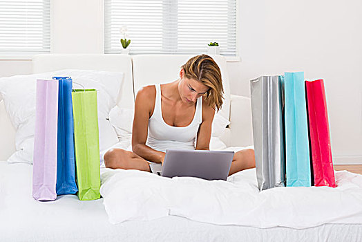 女人,网上购物,笔记本电脑,床上