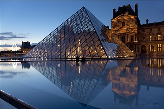 卢浮宫金字塔,巴黎,法国