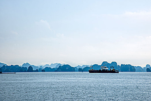 越南广宁鸿基市下龙湾货船港湾