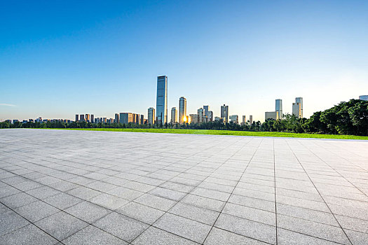 空旷广场与城市天际线