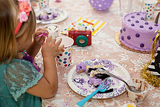 侧面视角,女孩,坐,生日派对,桌子,吃,紫色,蛋糕
