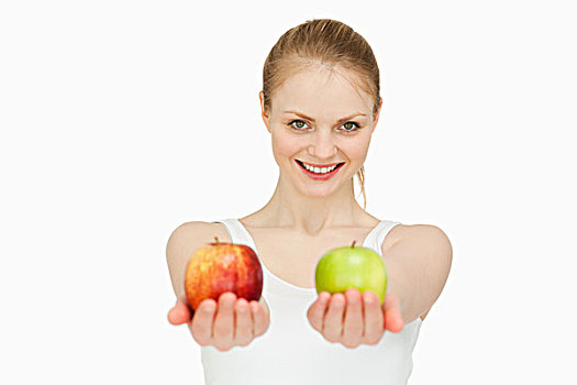 微笑,女人,展示,两个,苹果,白色背景