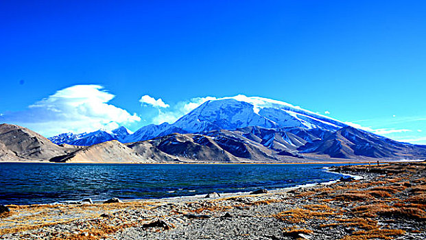 慕士塔格峰卡拉库里湖