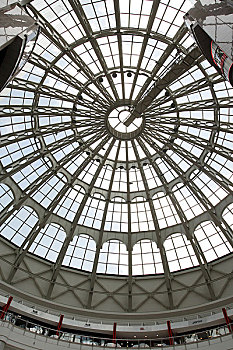 上海的建筑,大型购物中心港汇广场内部的巨大的玻璃顶