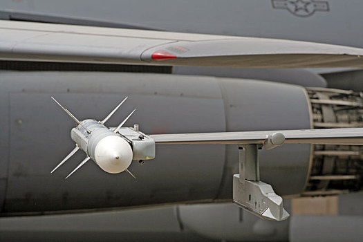 美军f16战斗机翼尖挂载的导弹