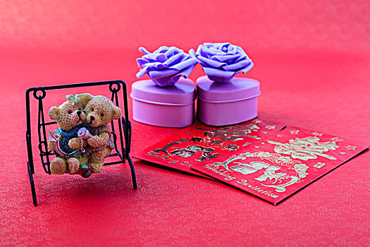 爱情秋千小熊婚礼请柬和紫色玫瑰花的礼盒