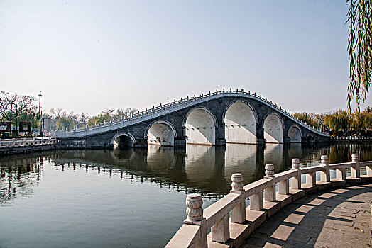 河南開封清明上河園九龍橋