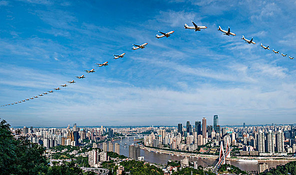 中国东方航空的飞机正飞越重庆市上空