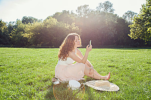 美女,坐,公园,草,看,智能手机