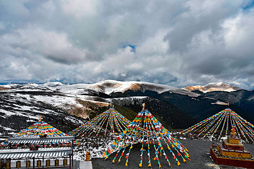 尼玛贡神山雪景