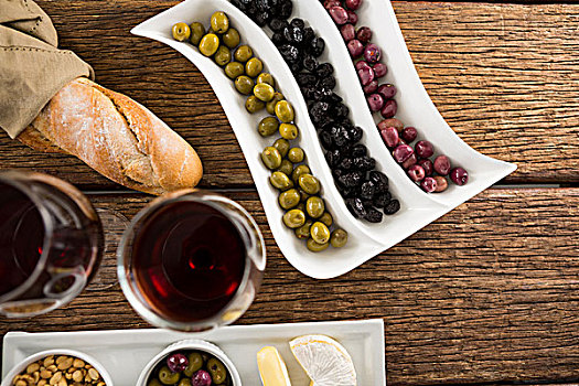 特写,腌制,橄榄,葡萄酒杯,桌上