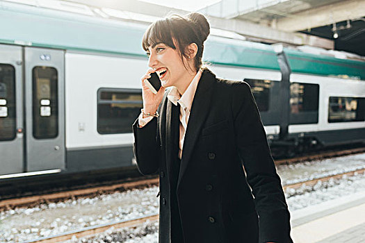 职业女性,打手机,火车站,米兰,意大利