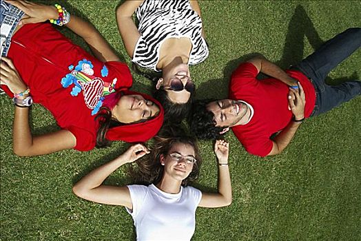 三个女人,年轻,男青年,躺着,草,微笑