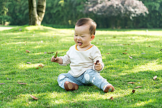 宝宝在草地上玩耍
