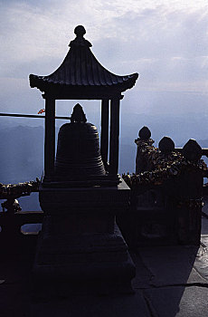 湖北十堰武当山石雕饰拦和铜铸的钟亭