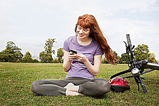 女人,发短信,坐,公园