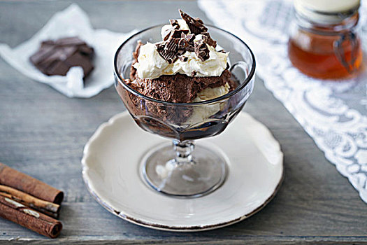 巧克力冰淇淋,圣代冰淇淋,核仁巧克力饼,泡沫奶油