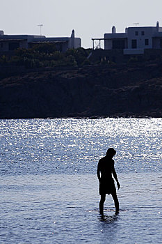 希腊米克诺斯在海里游玩的游人