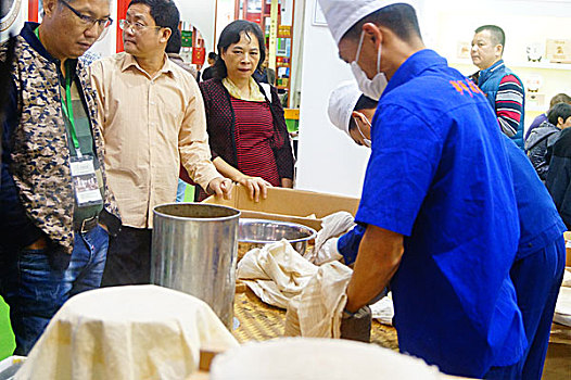 深圳茶博会,石磨压制制茶工艺展示