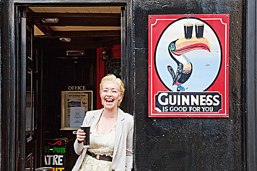 女人,玻璃杯,吉尼斯黑啤酒,淡啤酒,户外,酒吧,凯瑞郡,爱尔兰