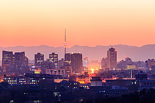晚霞中的北京西山城市建筑