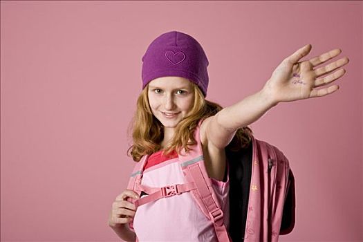 红发,女孩,戴着,紫色,帽子,书包,正面,粉色,背景
