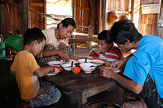 拿,晚餐,两个孩子,房子,乡村,茵莱湖,掸邦,缅甸,37岁,银,手工艺品,工作间