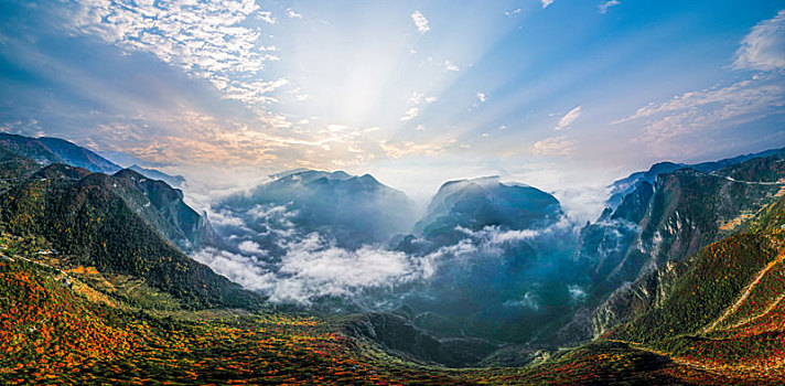 重庆巫山三峡云海红叶