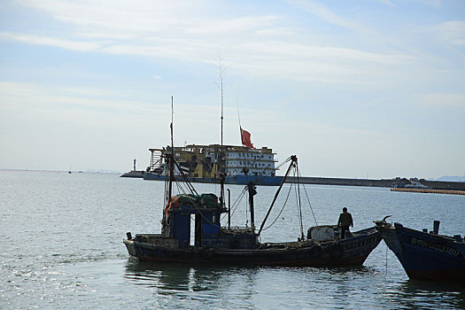 山东省日照市,初冬时节的渔码头阳光普照,渔民驾船出海归来成美丽风景线