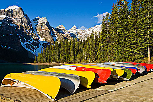 加拿大,艾伯塔省,班芙国家公园,冰碛湖,租赁,独木舟,一堆,岸边