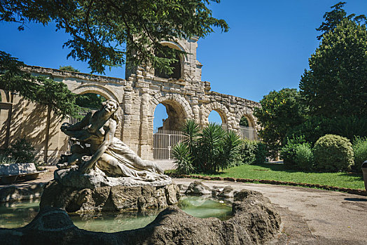 法国普罗旺斯阿尔勒市区,阿尔勒歌剧院门口喷泉雕像