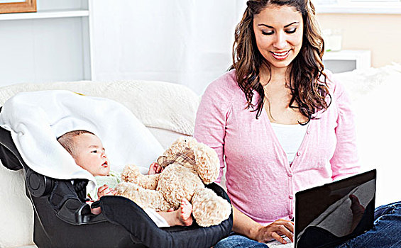 鲜明,母亲,工作,笔记本电脑,婴护,靠近,泰迪熊