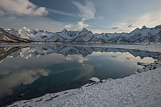 雪山,反射,水,罗弗敦群岛,挪威,欧洲