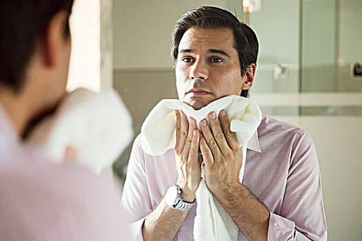 男人,照镜子,弄干,脸,毛巾